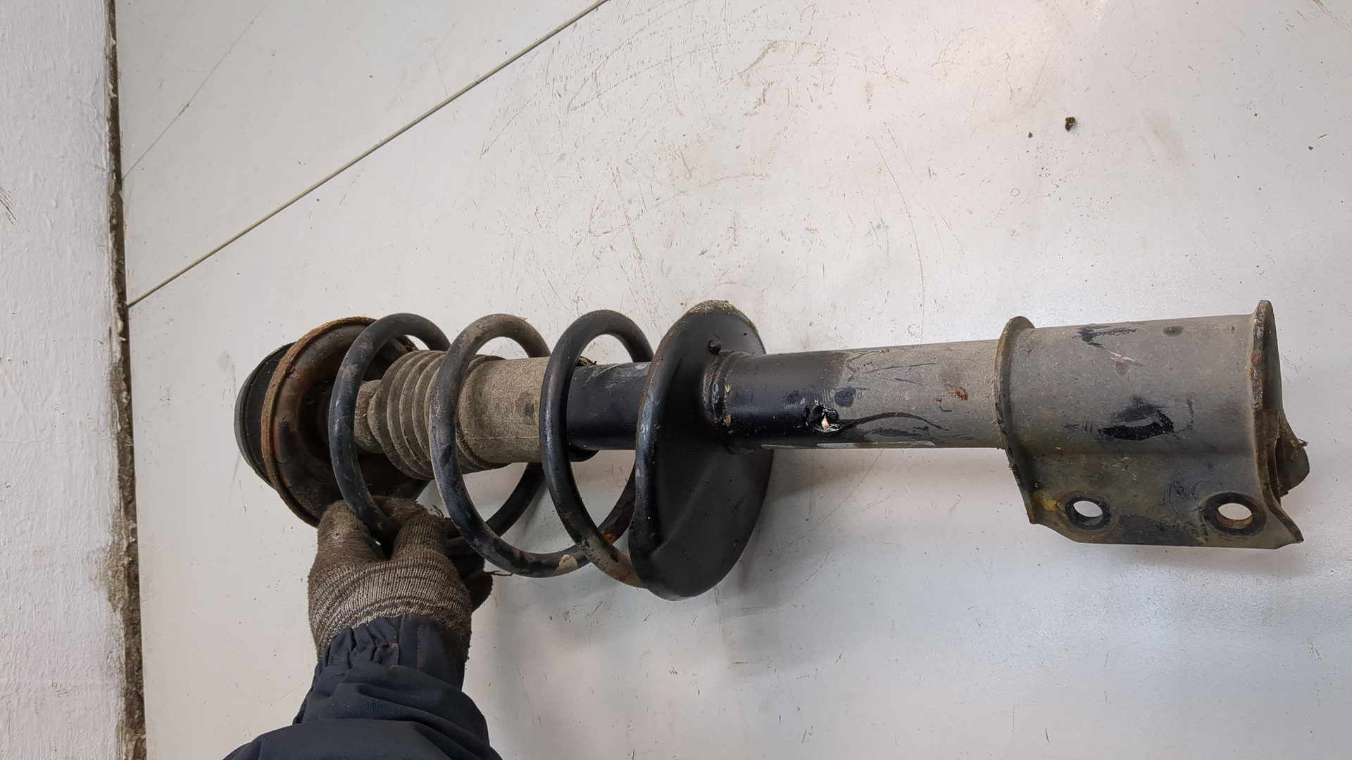 Амортизатор передний