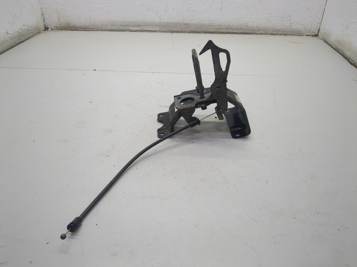 Замок капота