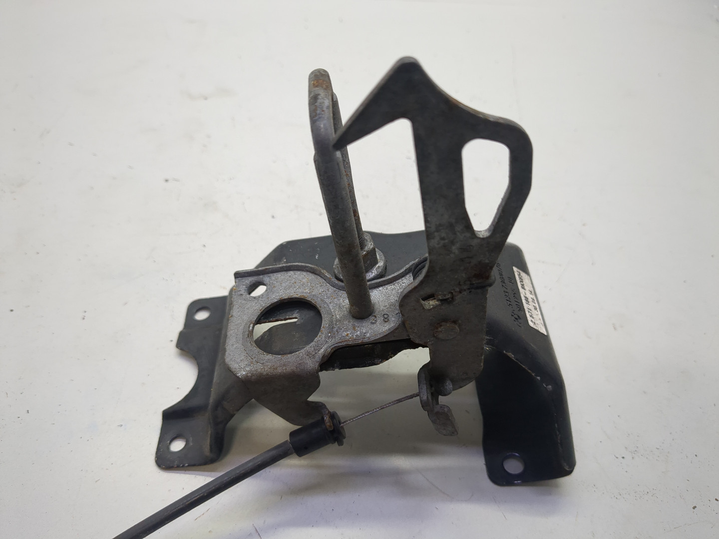 Замок капота