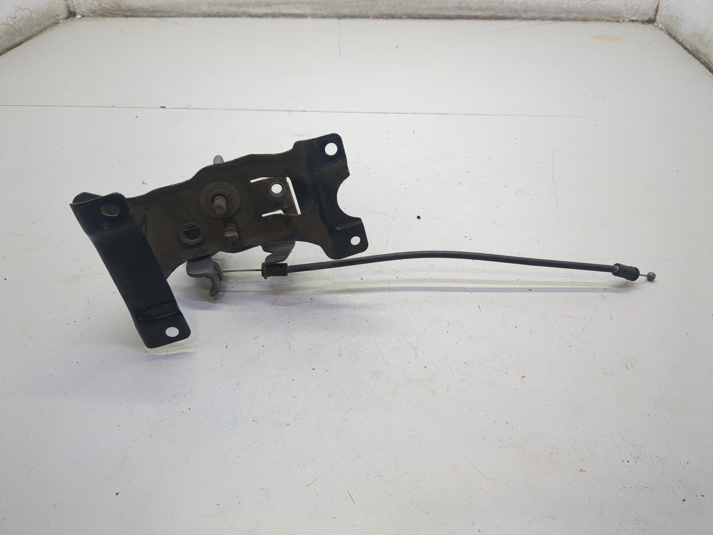 Замок капота