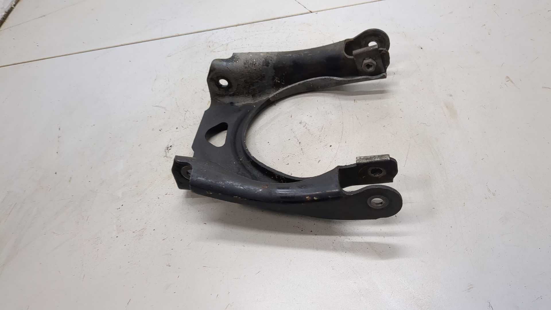 Рычаг передний левый