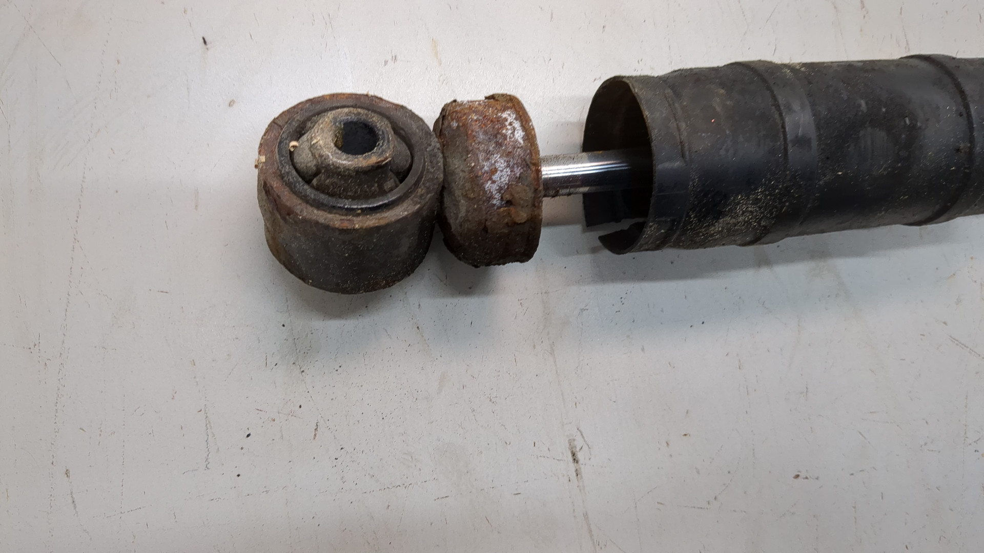 Амортизатор задний (стойка)