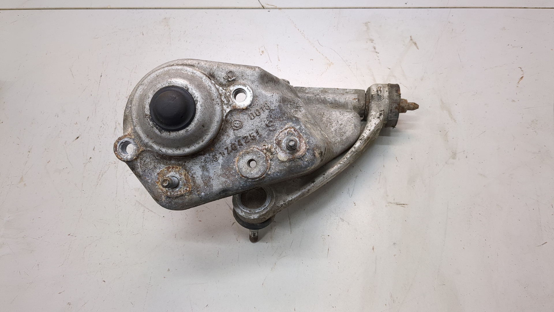 Рычаг передний левый