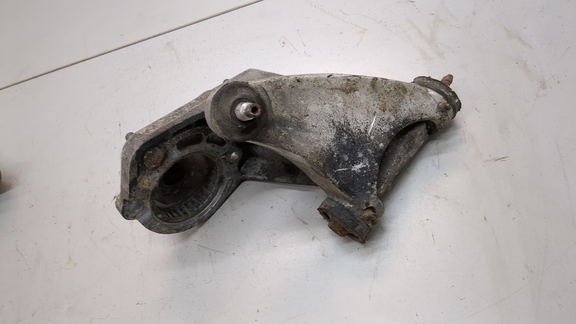 Рычаг передний левый