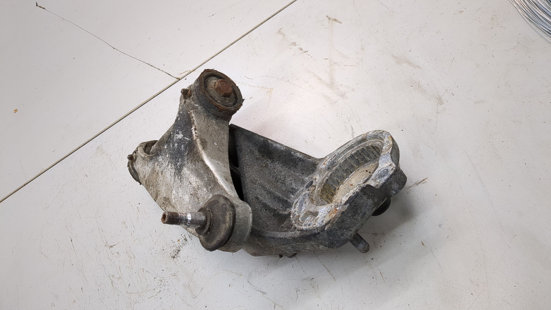 Рычаг передний левый