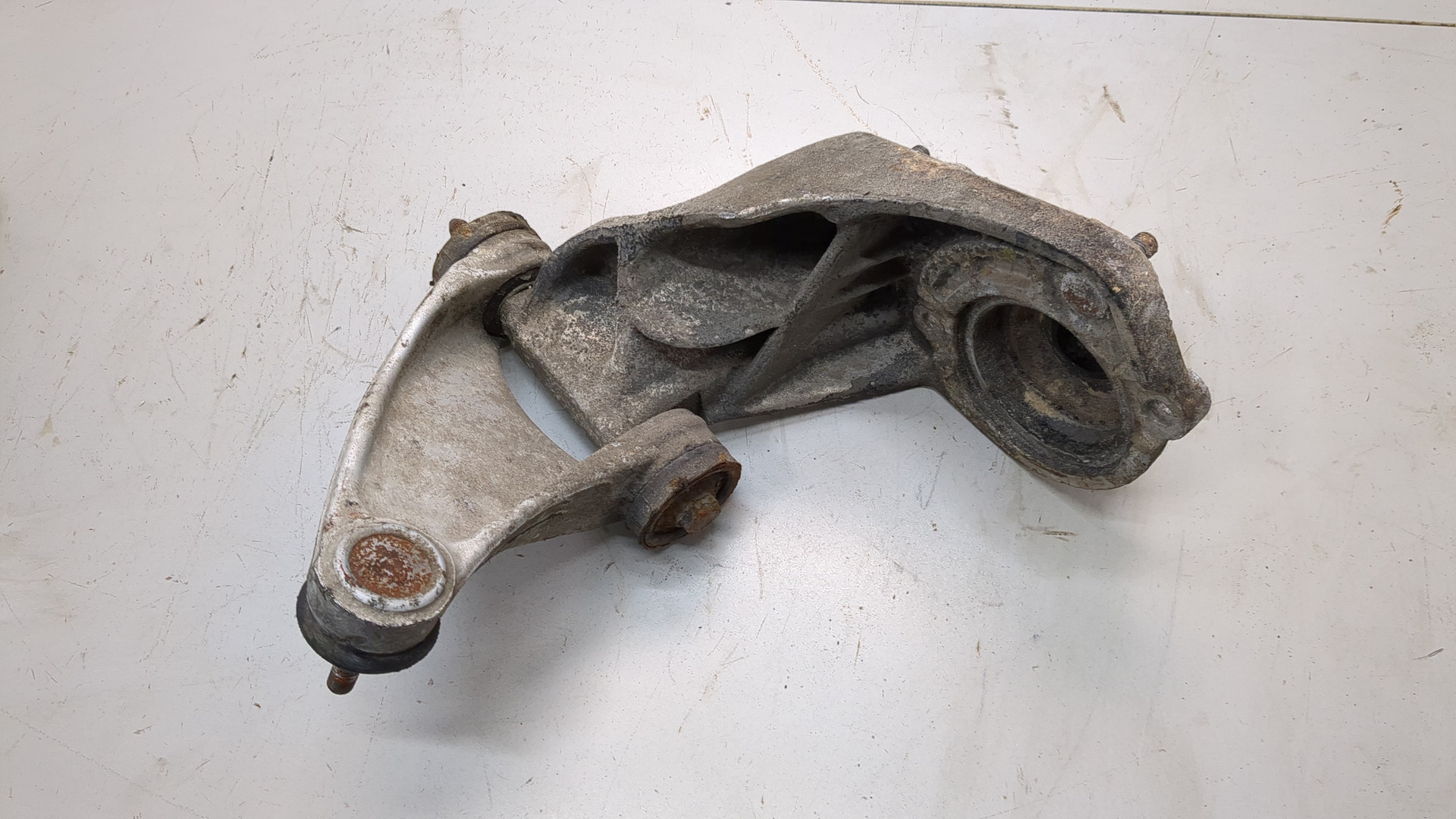 Рычаг передний правый