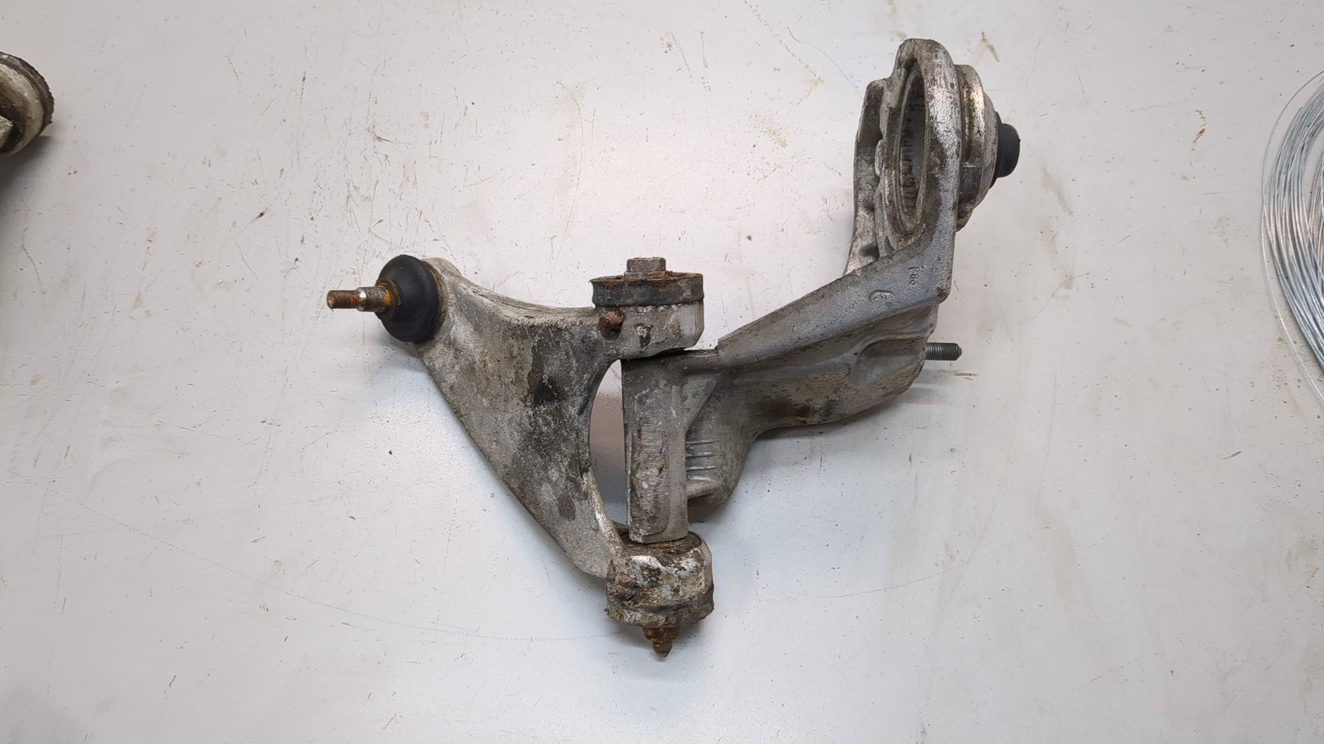 Рычаг передний правый