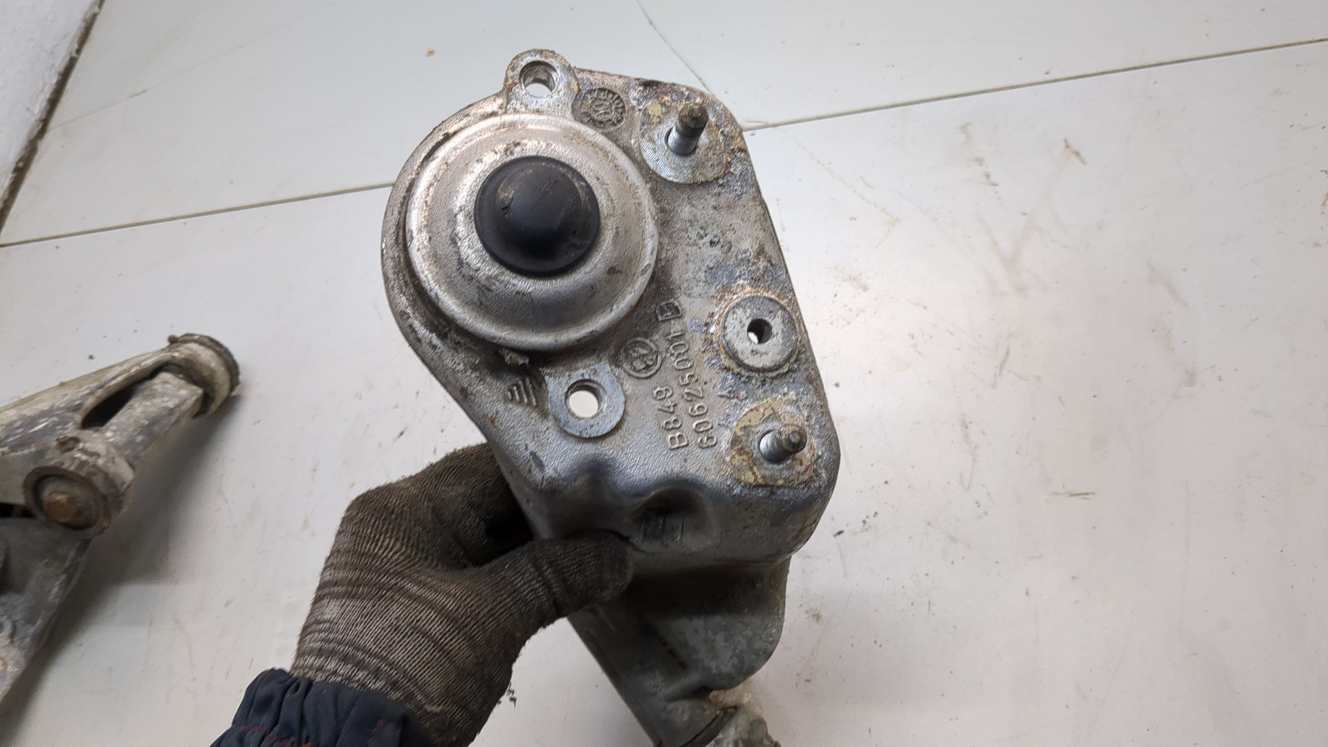 Рычаг передний правый