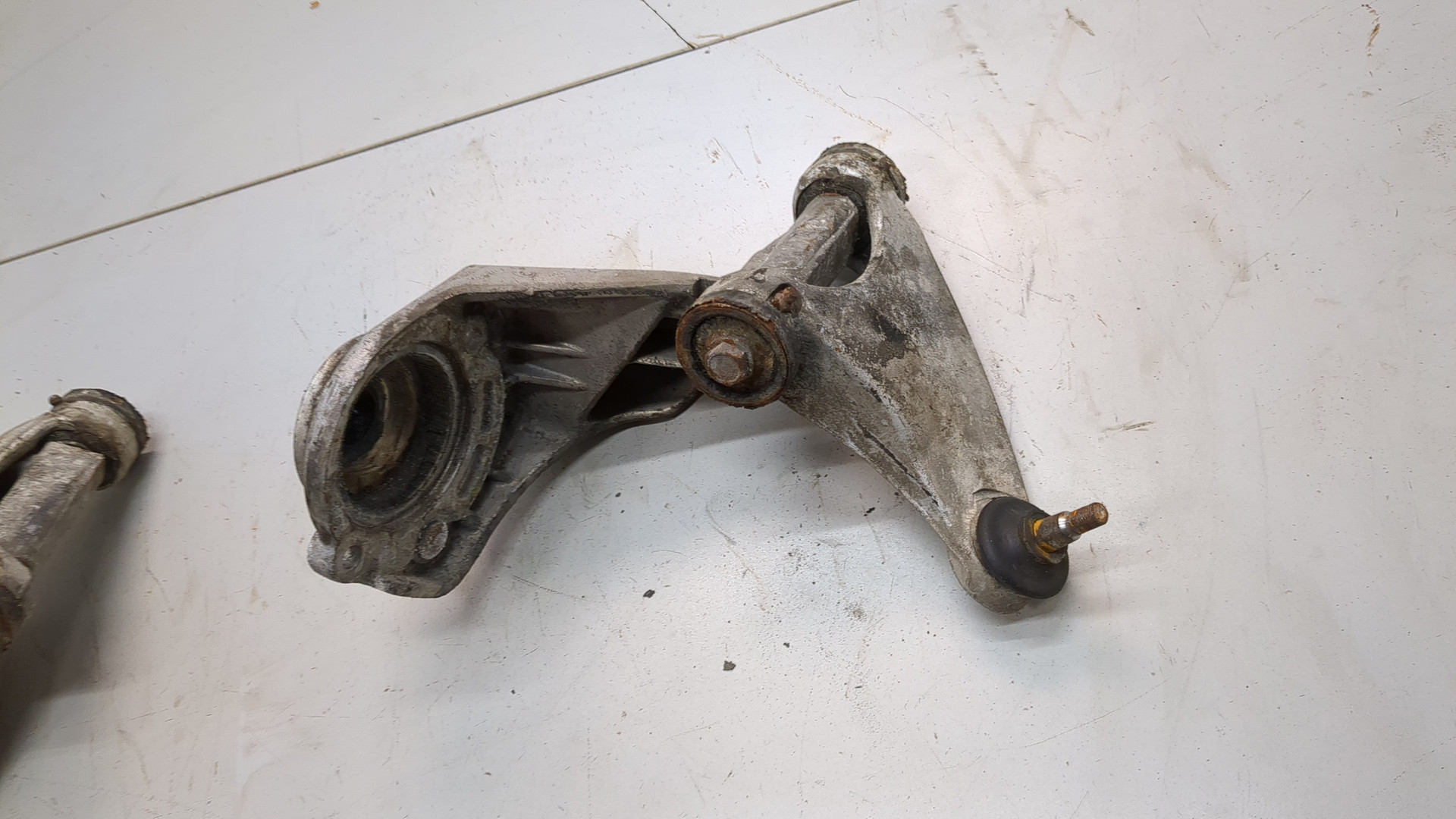 Рычаг передний правый