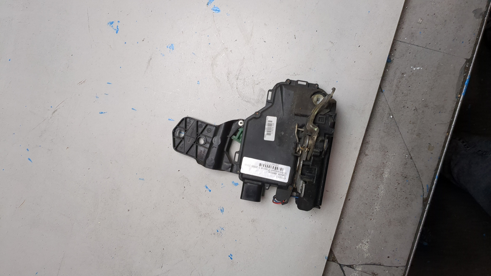 Замок двери передней левой