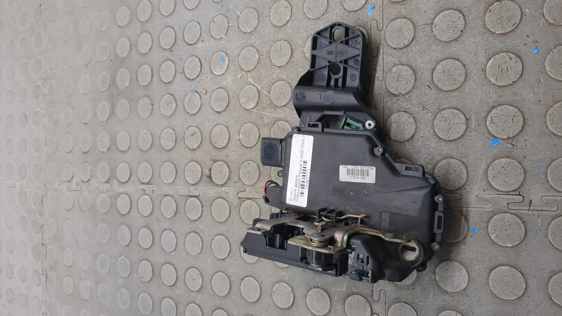 Замок двери передней левой