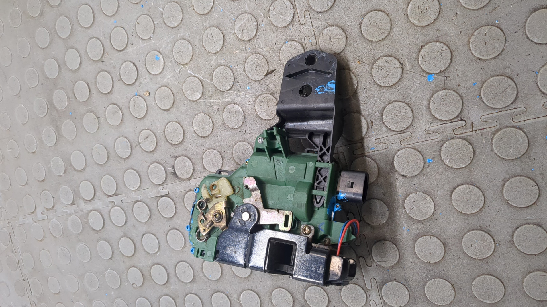 Замок двери передней левой