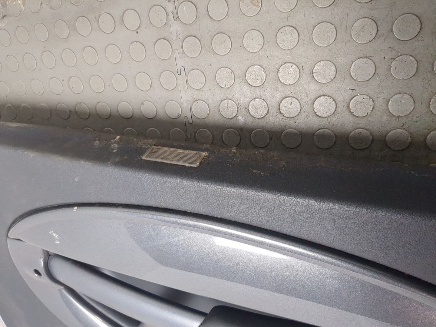 Обшивка двери передней левой