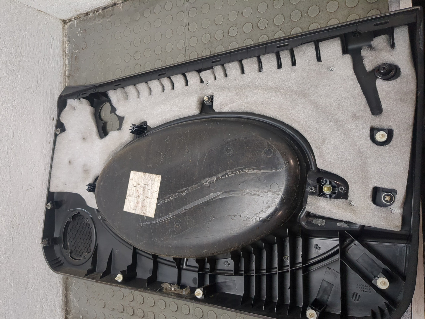 Обшивка двери передней левой