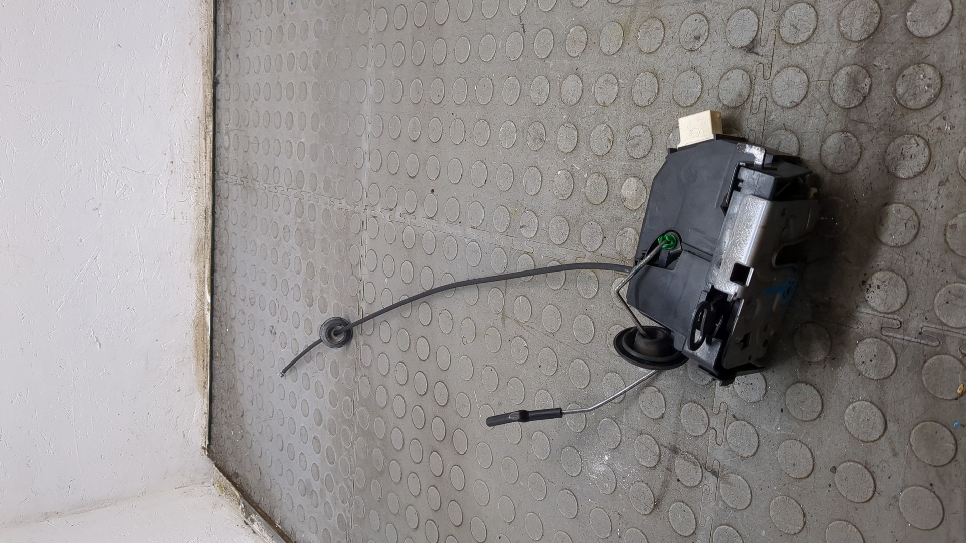 Замок двери передней правой