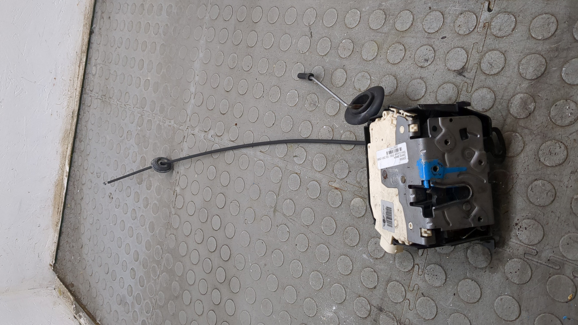 Замок двери передней правой