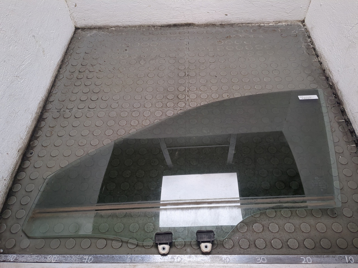 Стекло двери передней левой