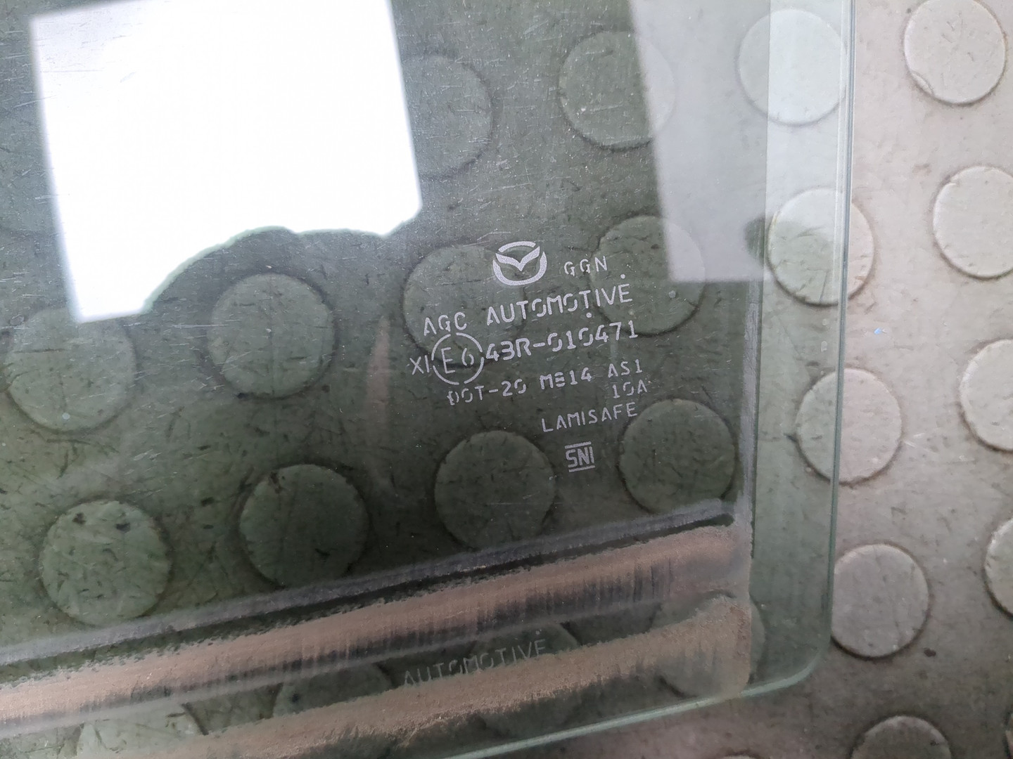 Стекло двери передней левой