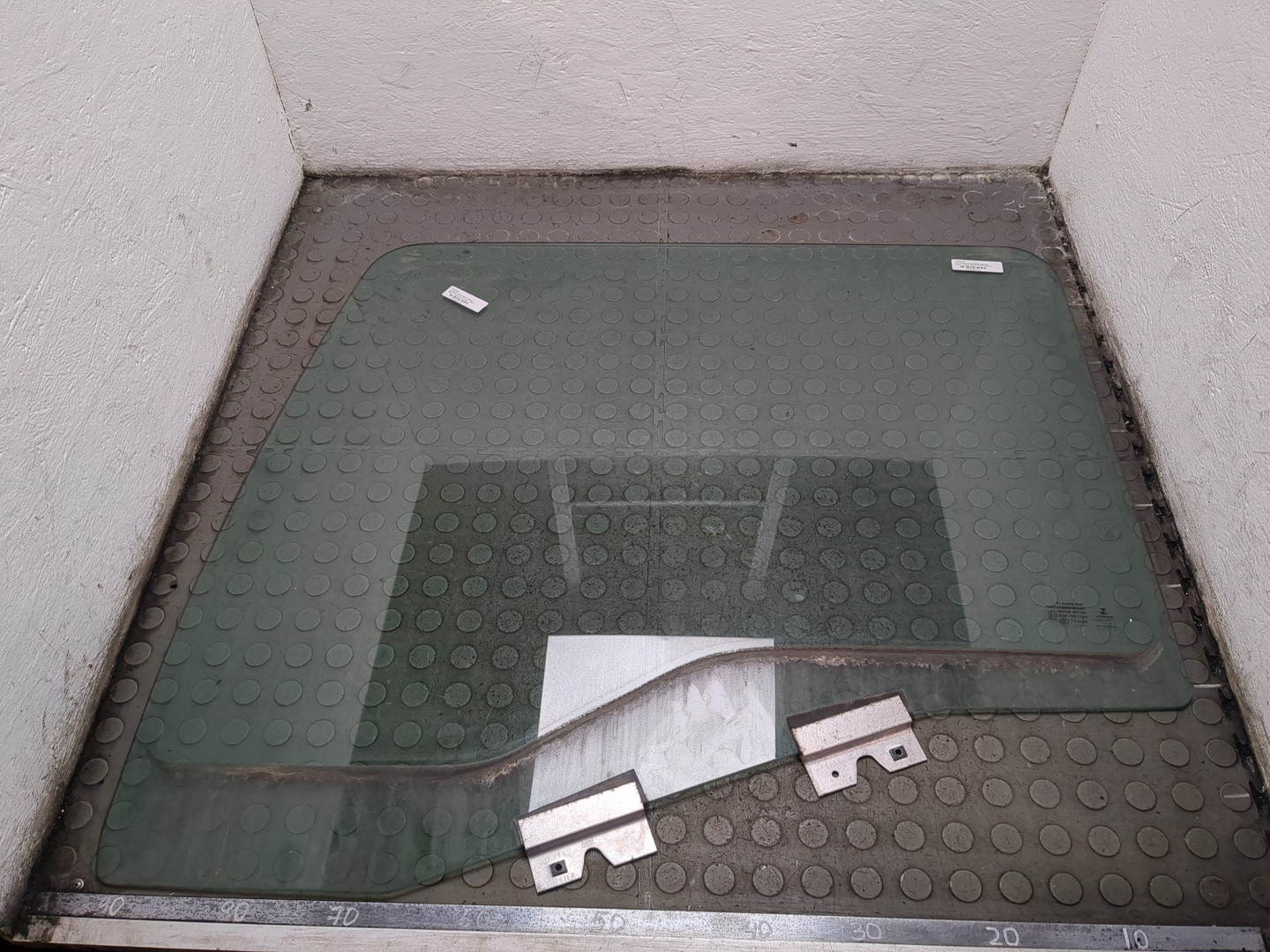 Стекло двери передней левой