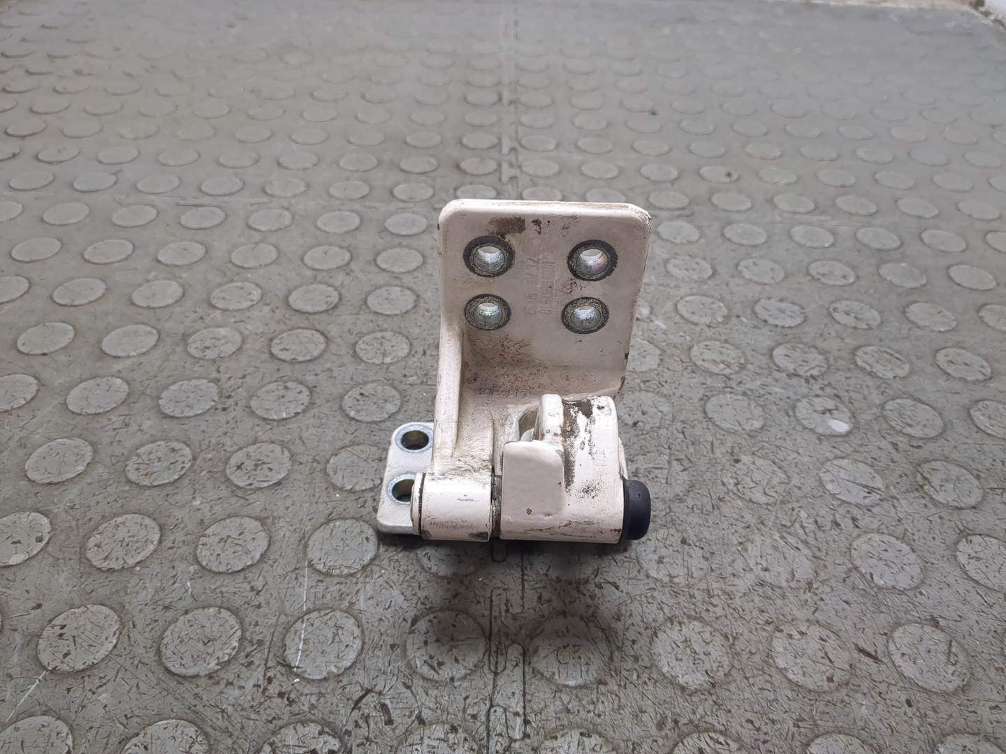 Петля двери