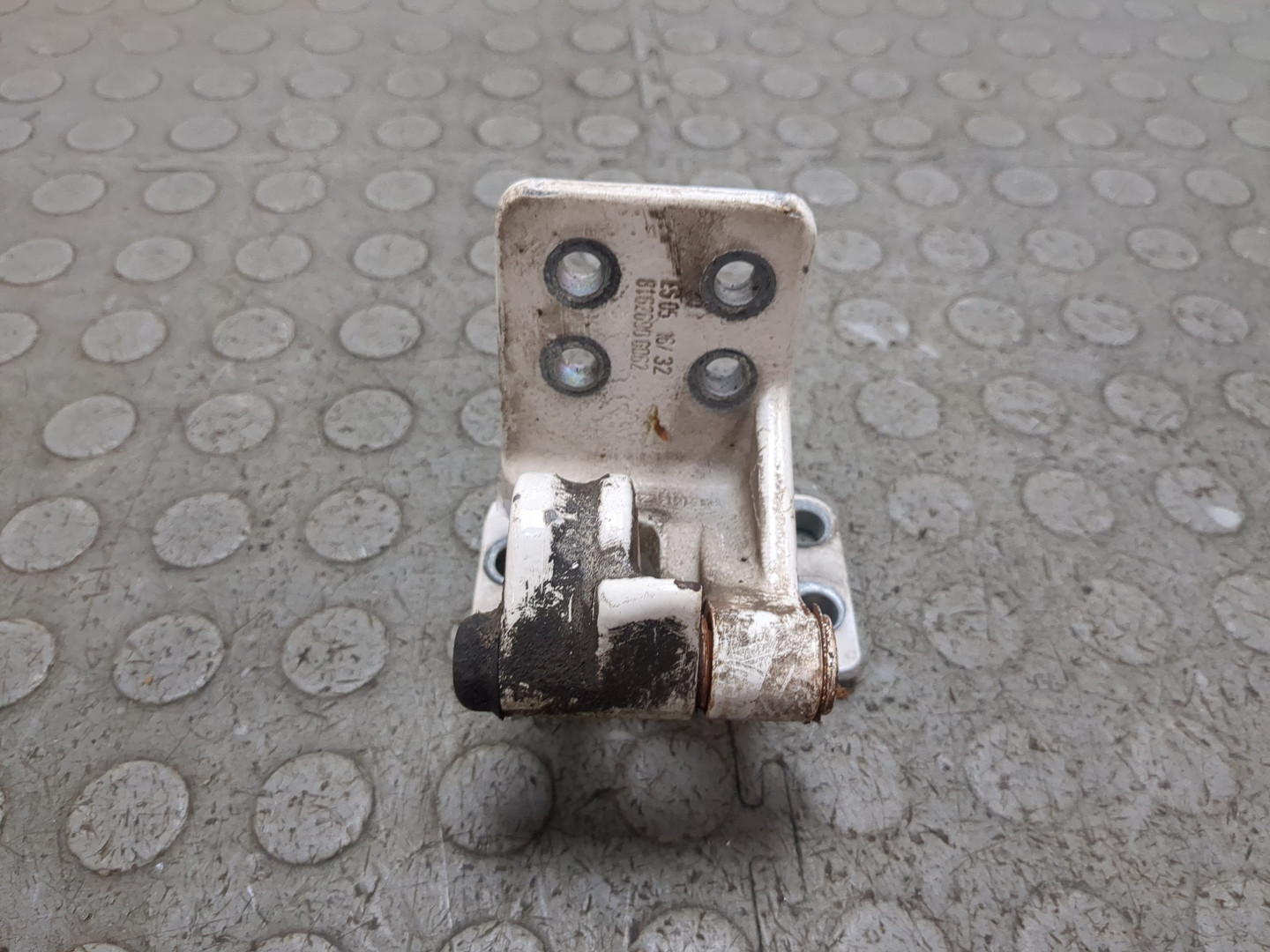 Петля двери