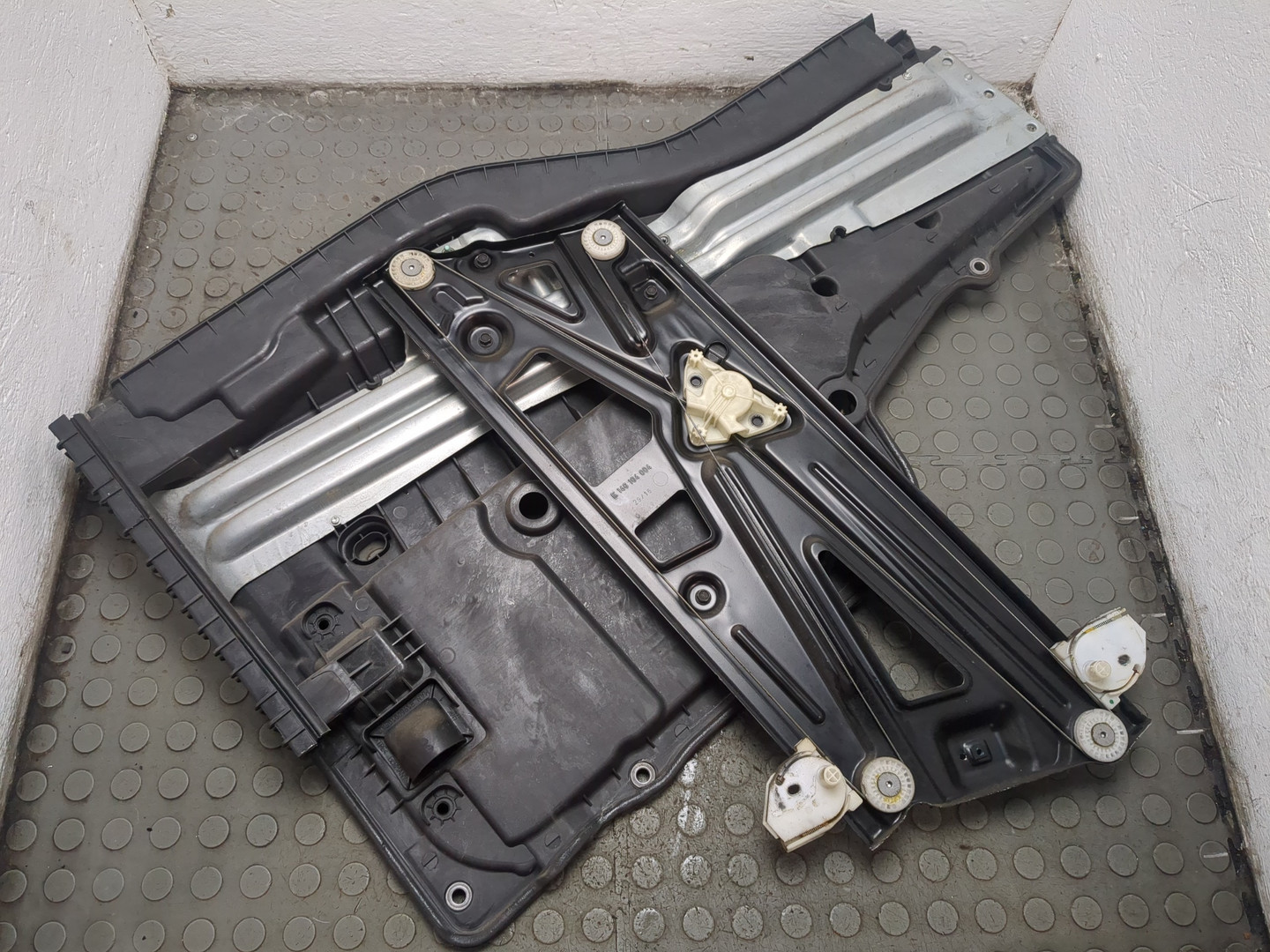 Стеклоподъемник электр. передний правый