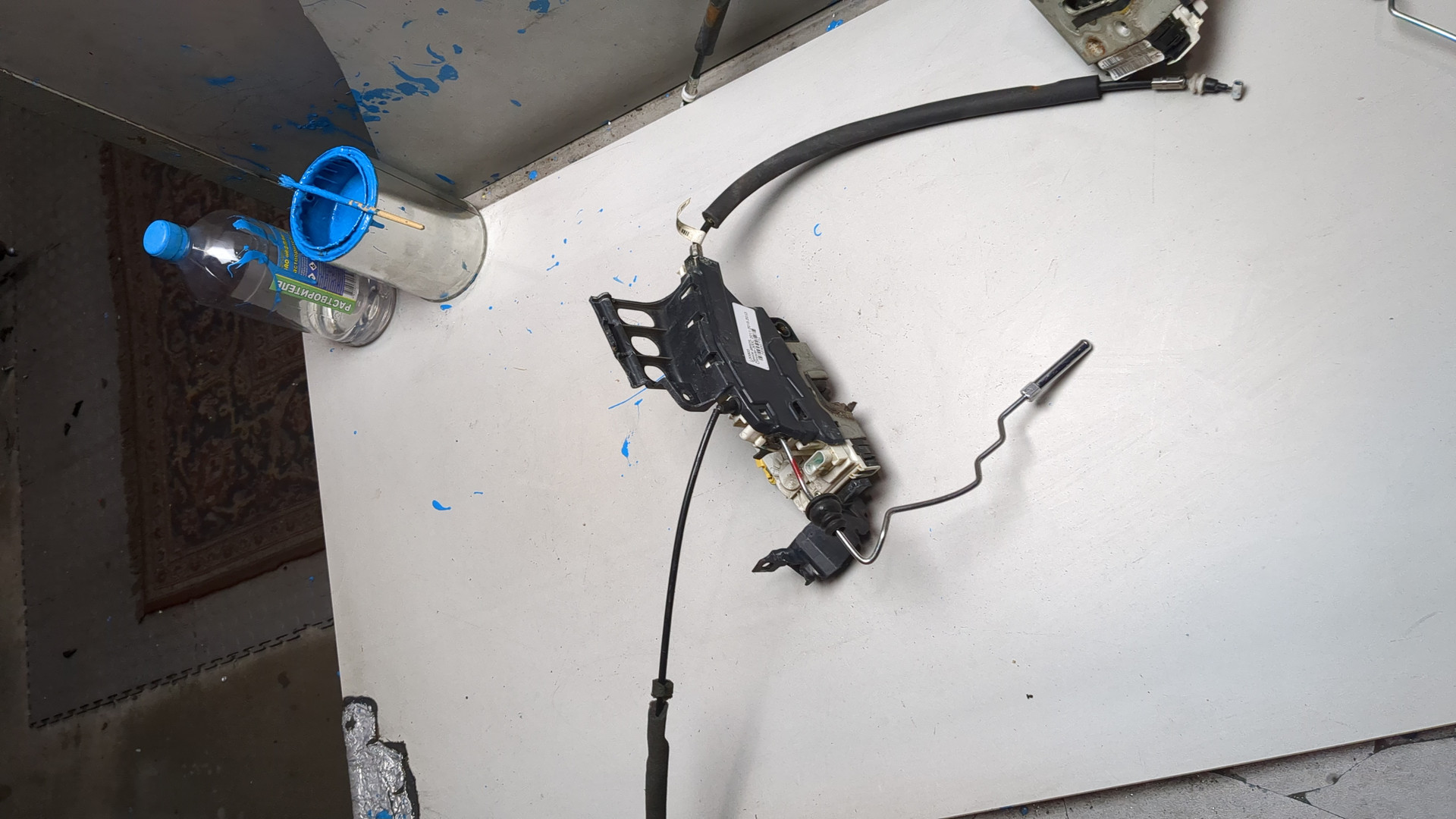 Замок двери передней левой