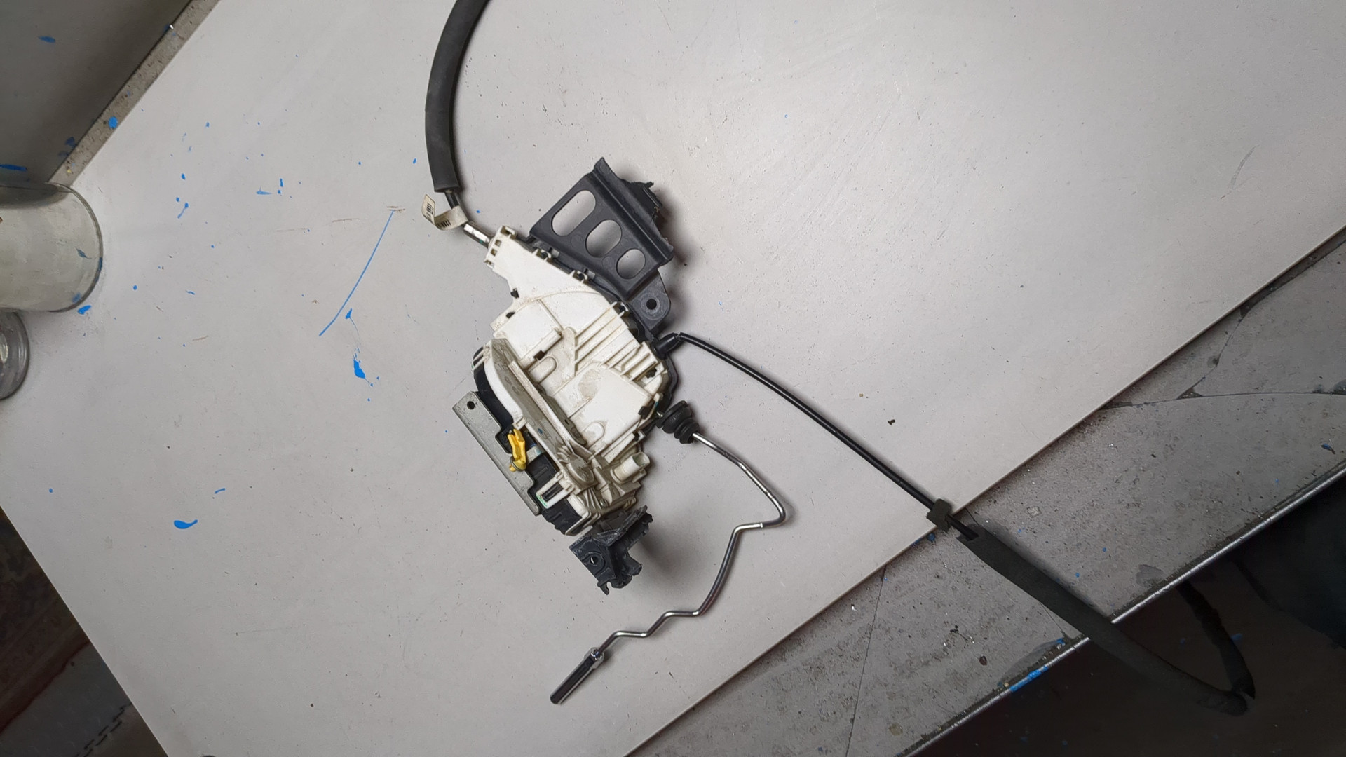 Замок двери передней левой