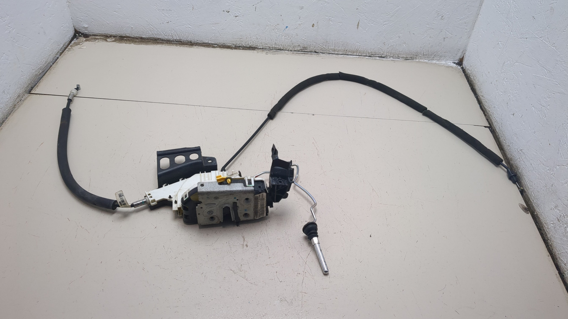 Замок двери передней левой