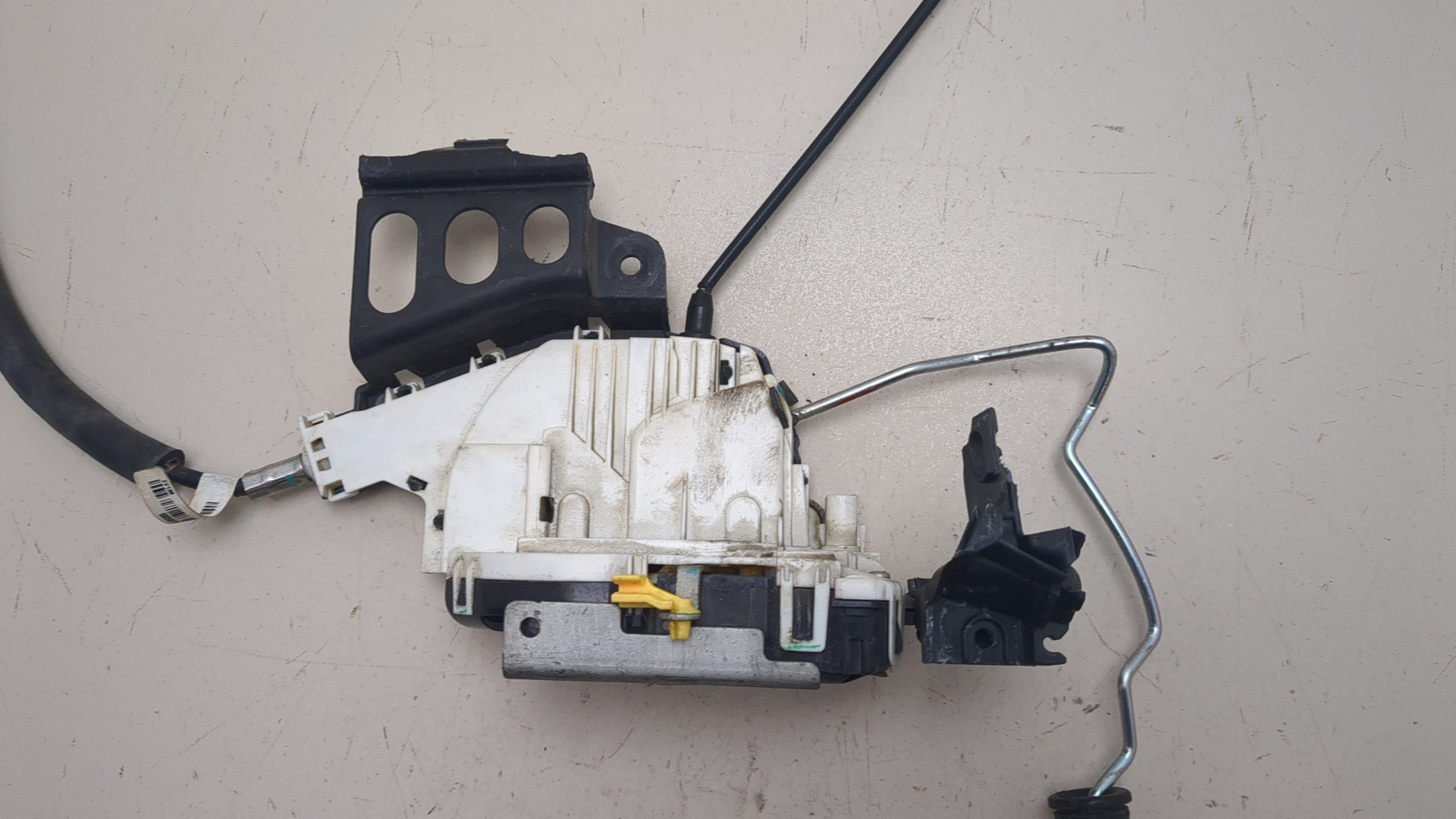 Замок двери передней левой