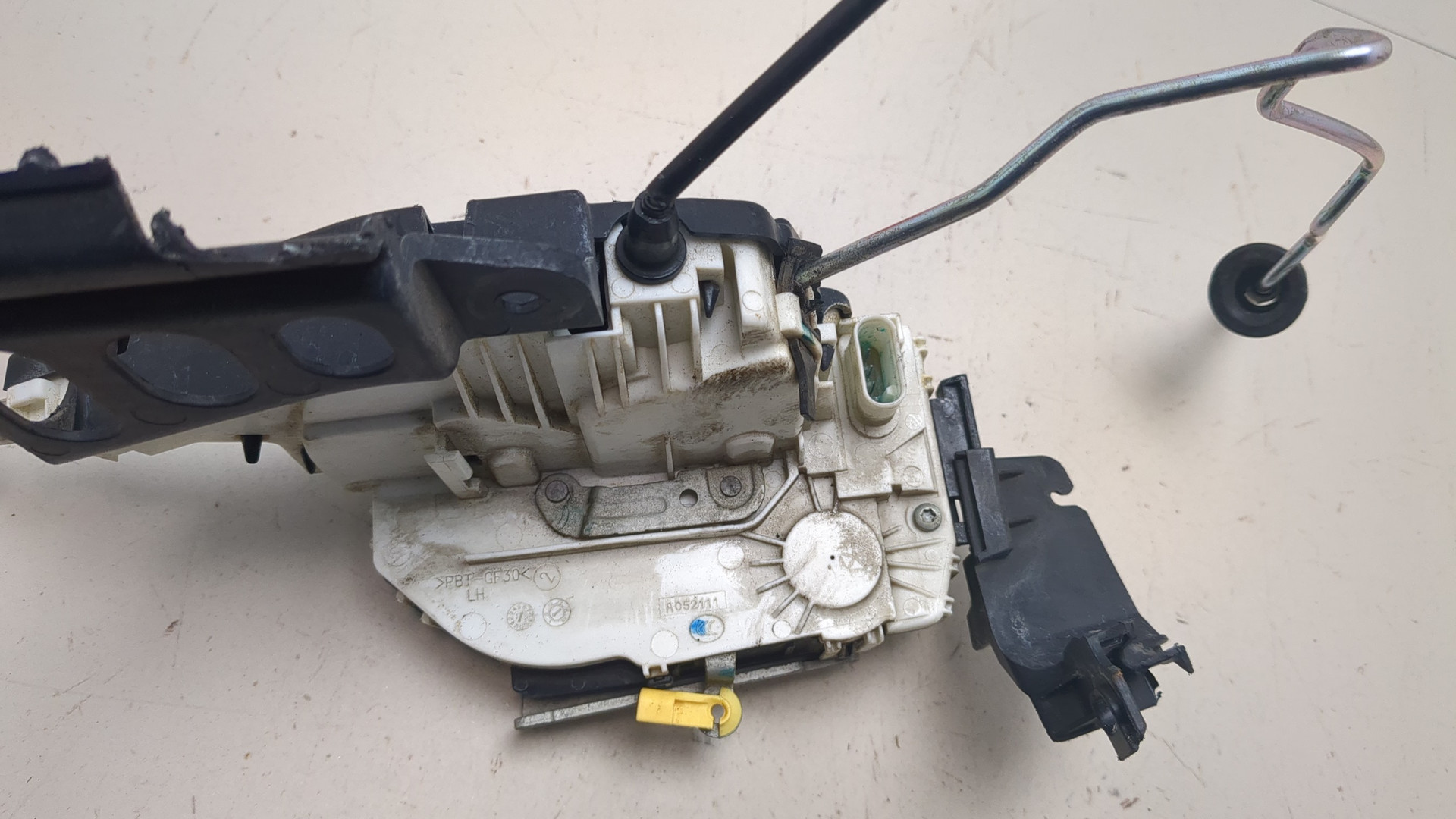 Замок двери передней левой