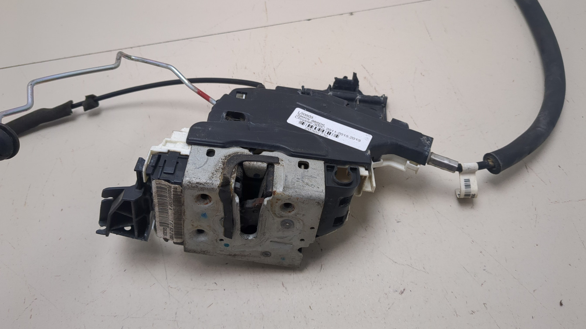 Замок двери передней левой