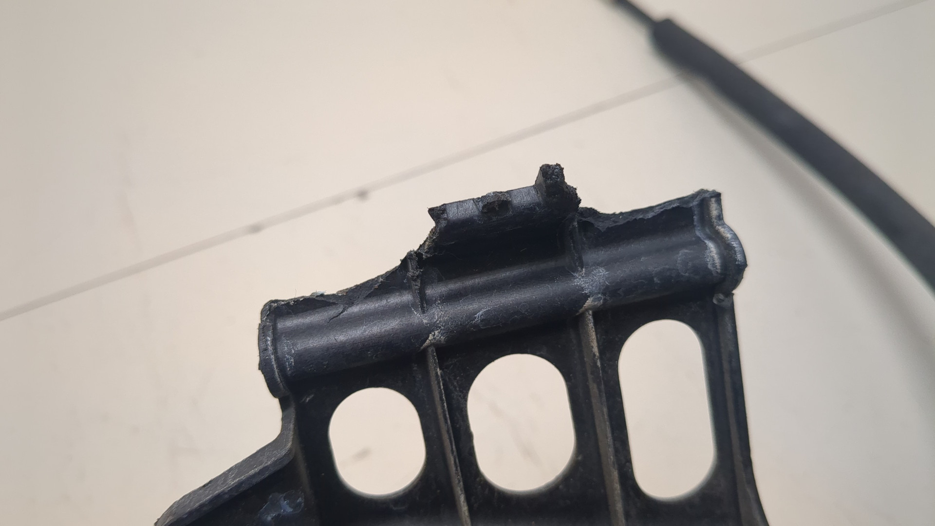 Замок двери передней левой