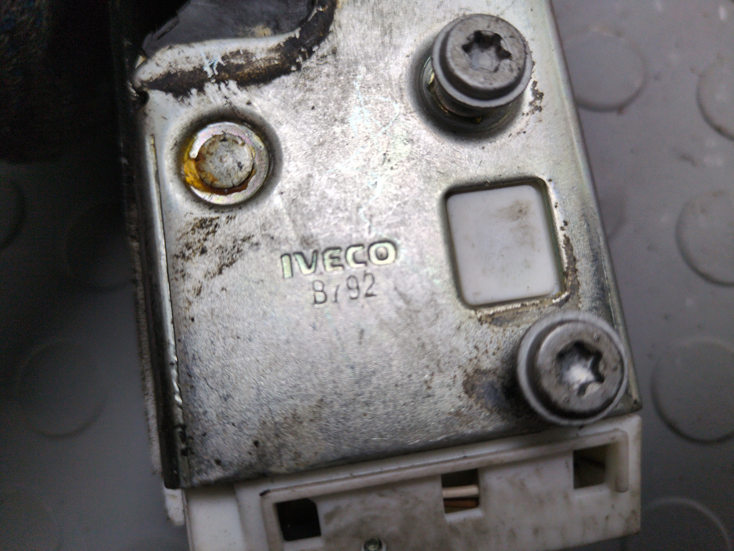 Замок двери передней правой