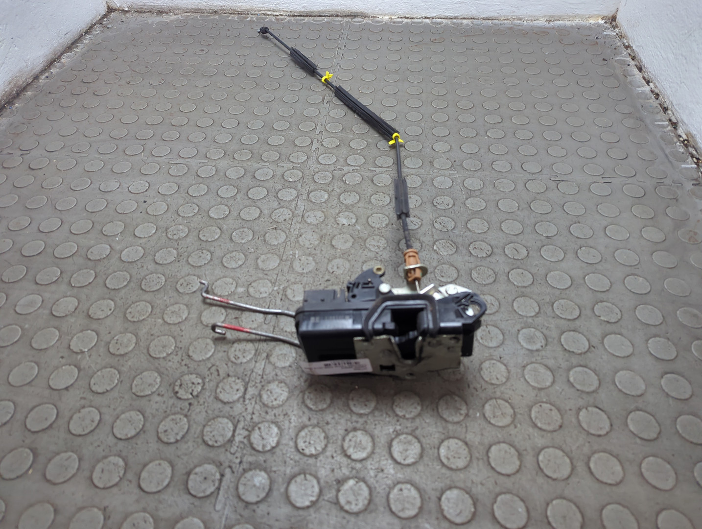 Замок двери передней левой