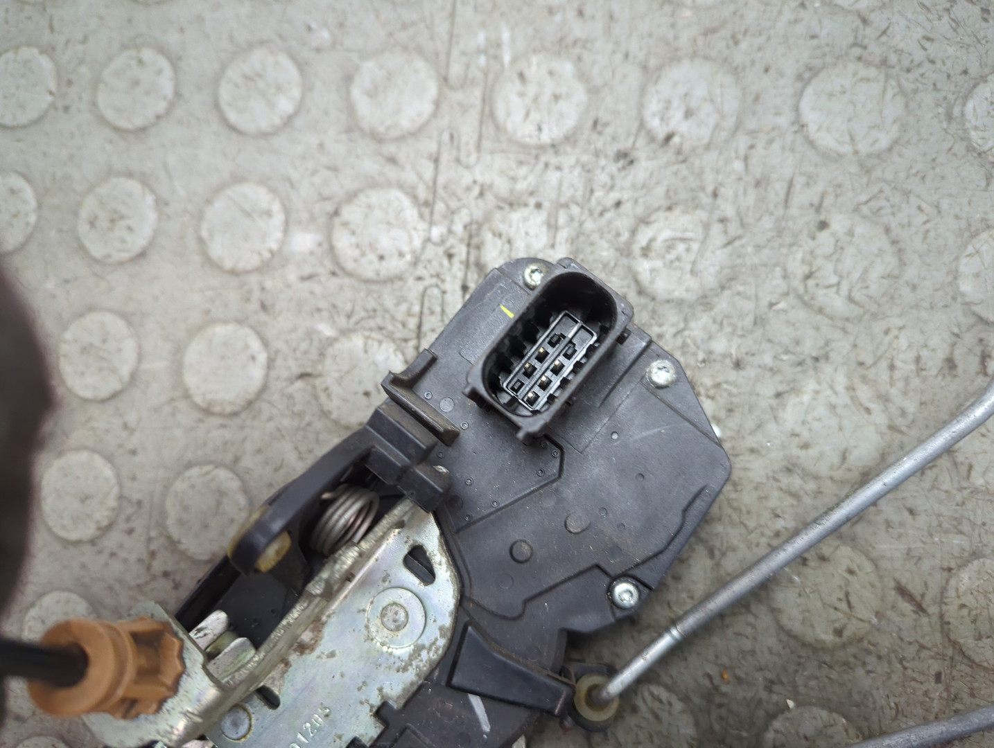 Замок двери передней левой