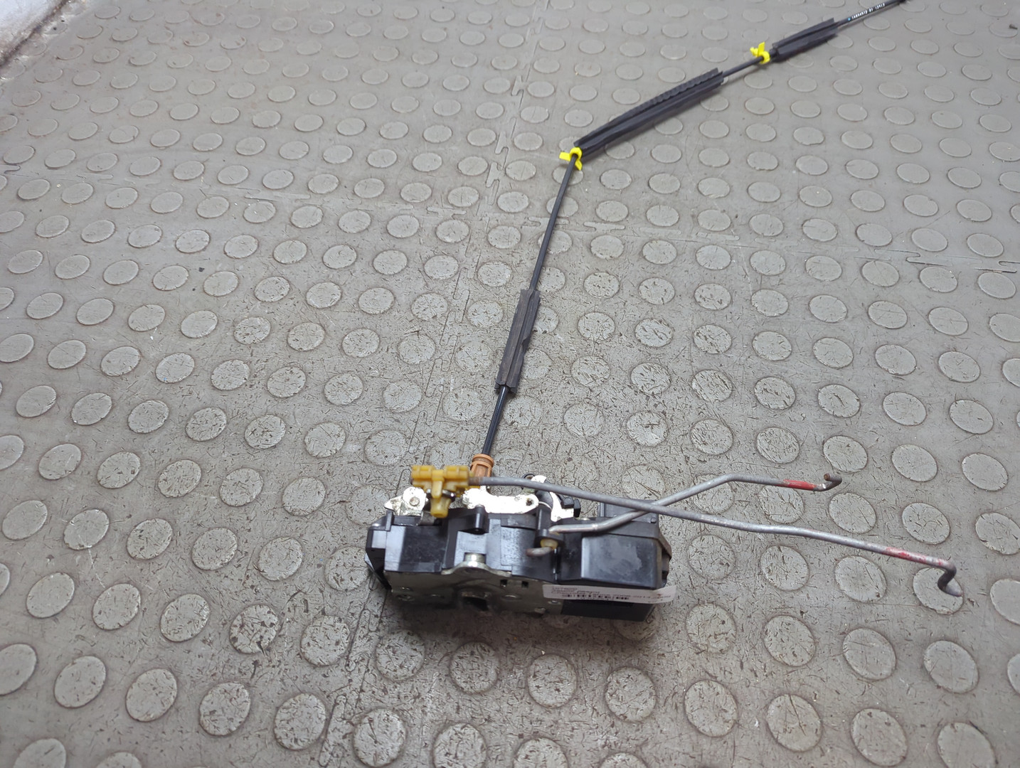 Замок двери передней левой