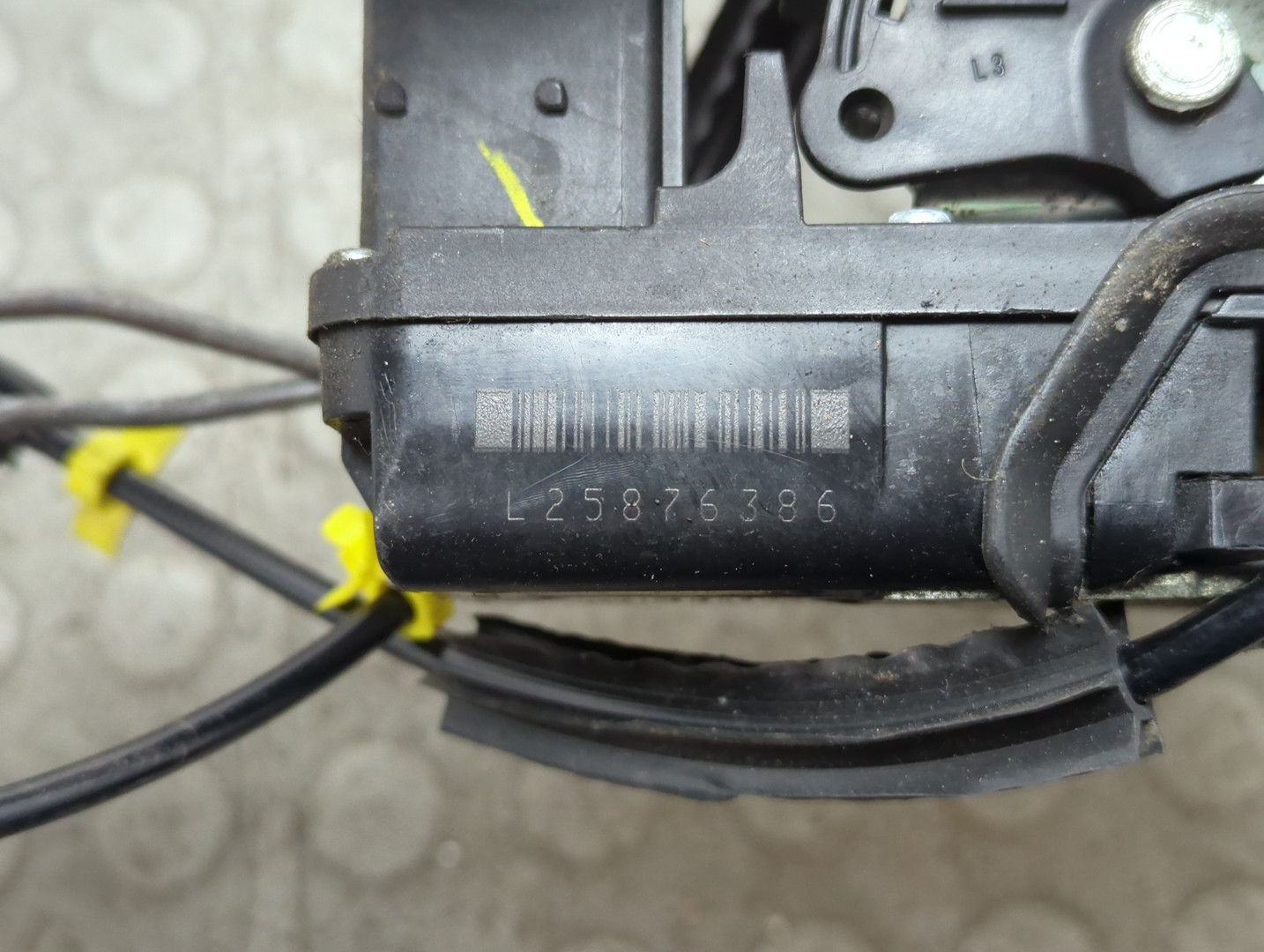 Замок двери передней левой