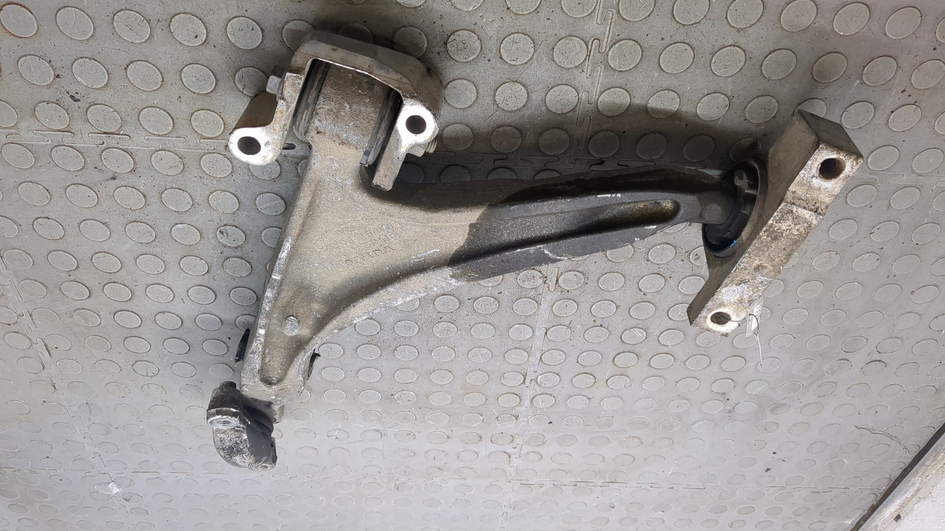 Рычаг передний правый