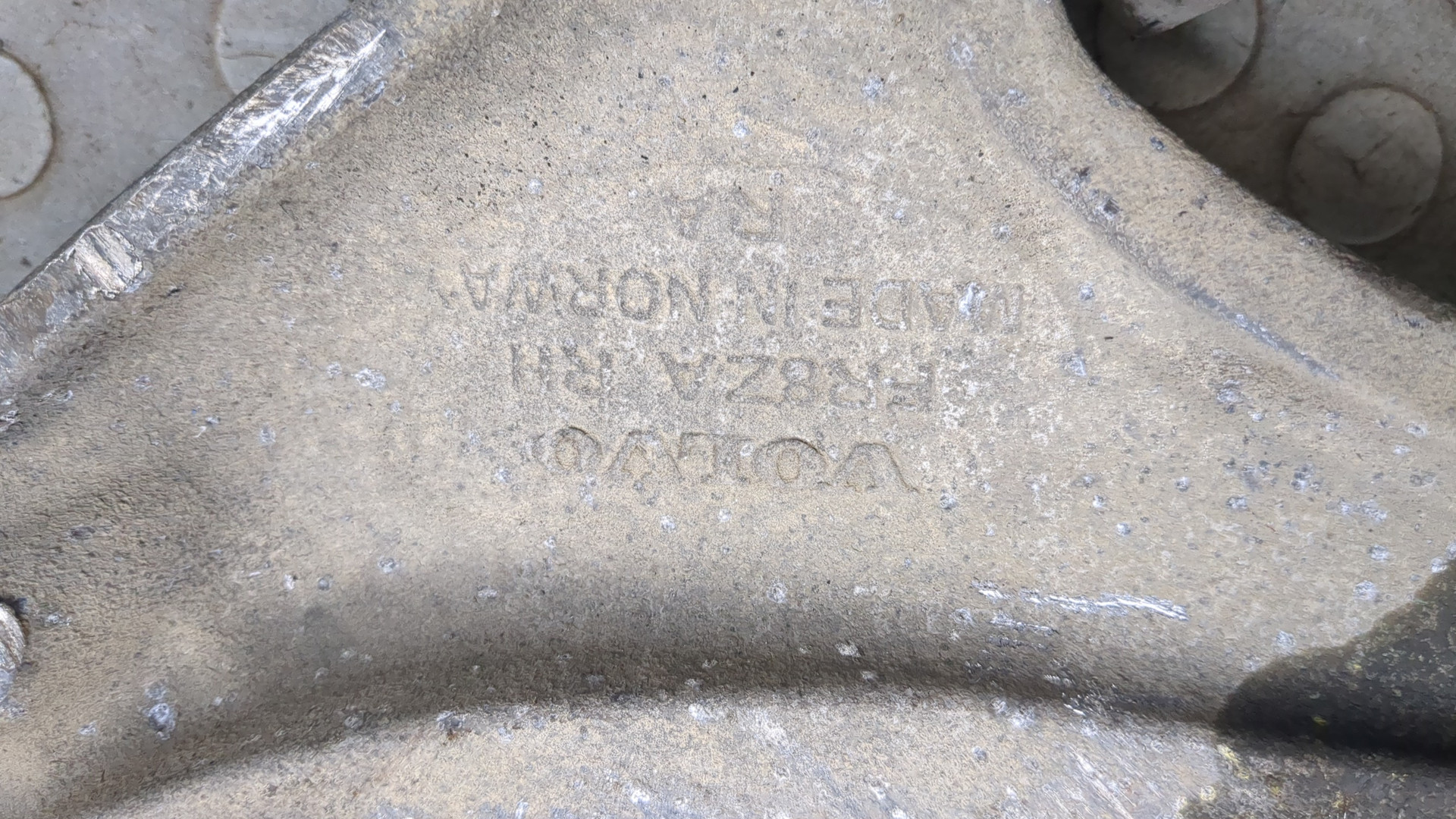 Рычаг передний правый