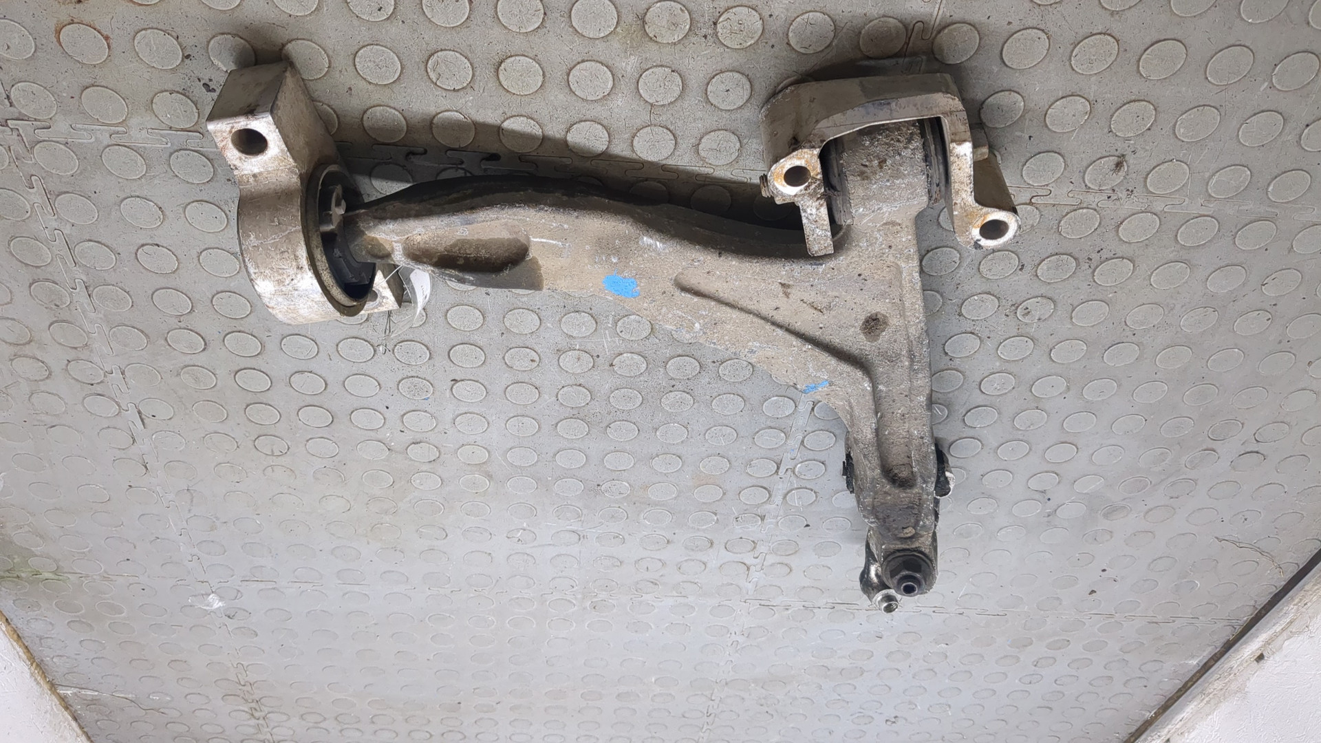 Рычаг передний правый