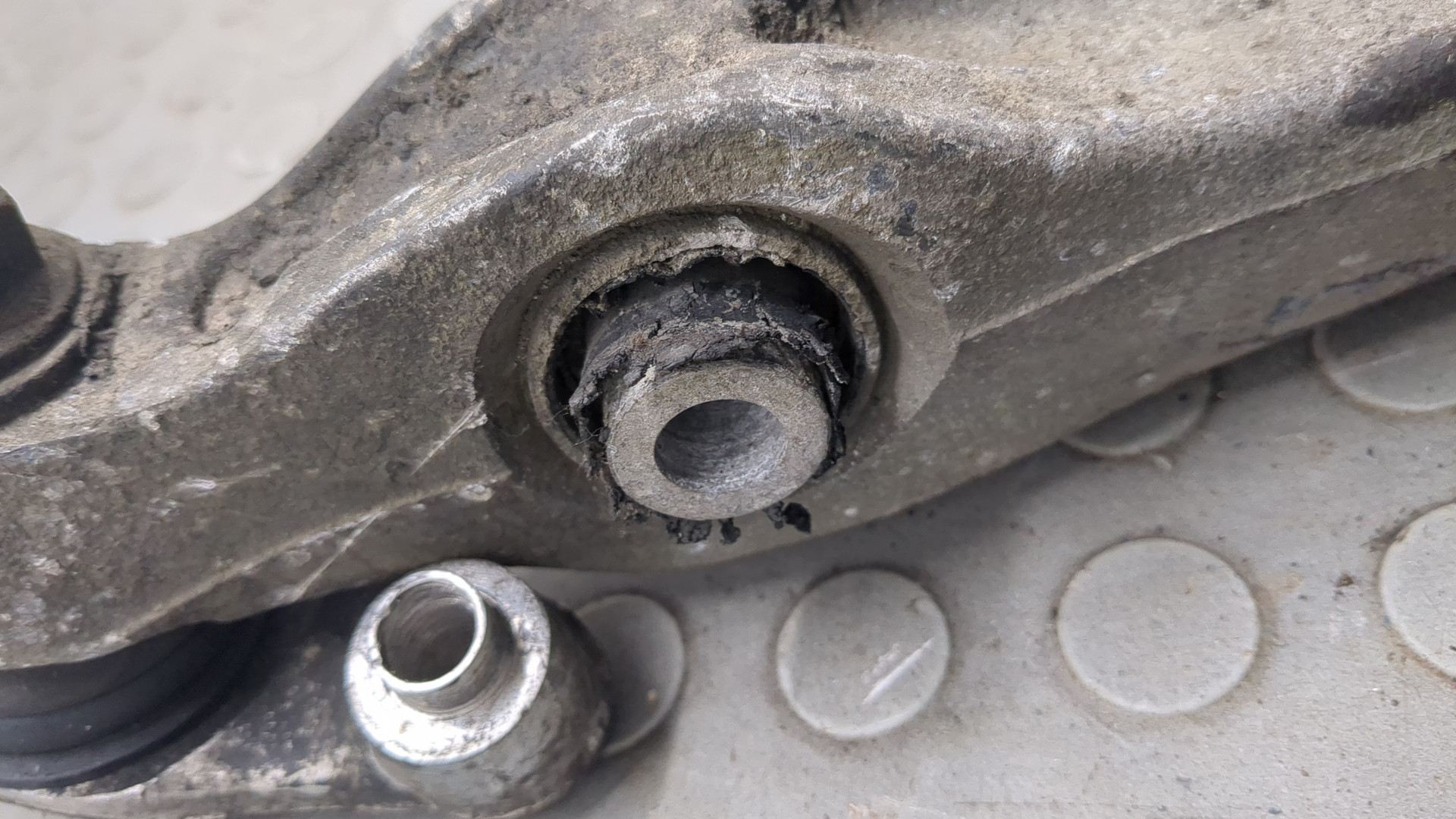 Рычаг передний правый