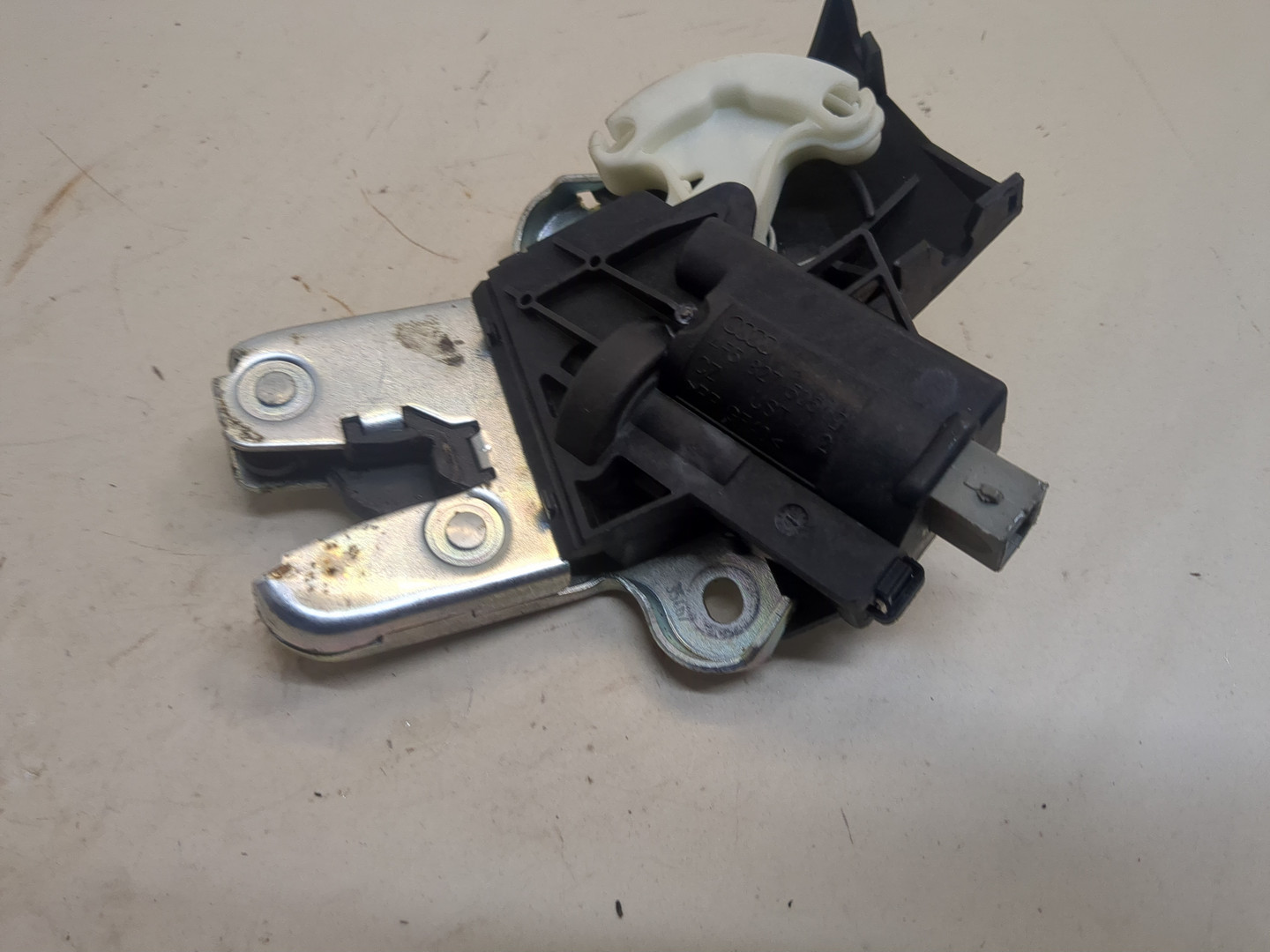 Замок багажника