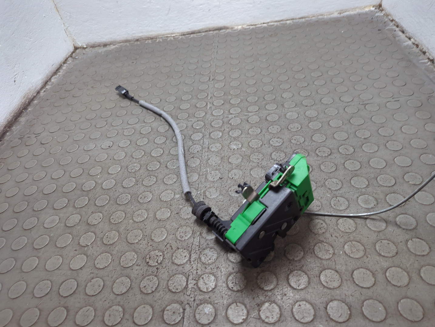 Замок двери передней левой