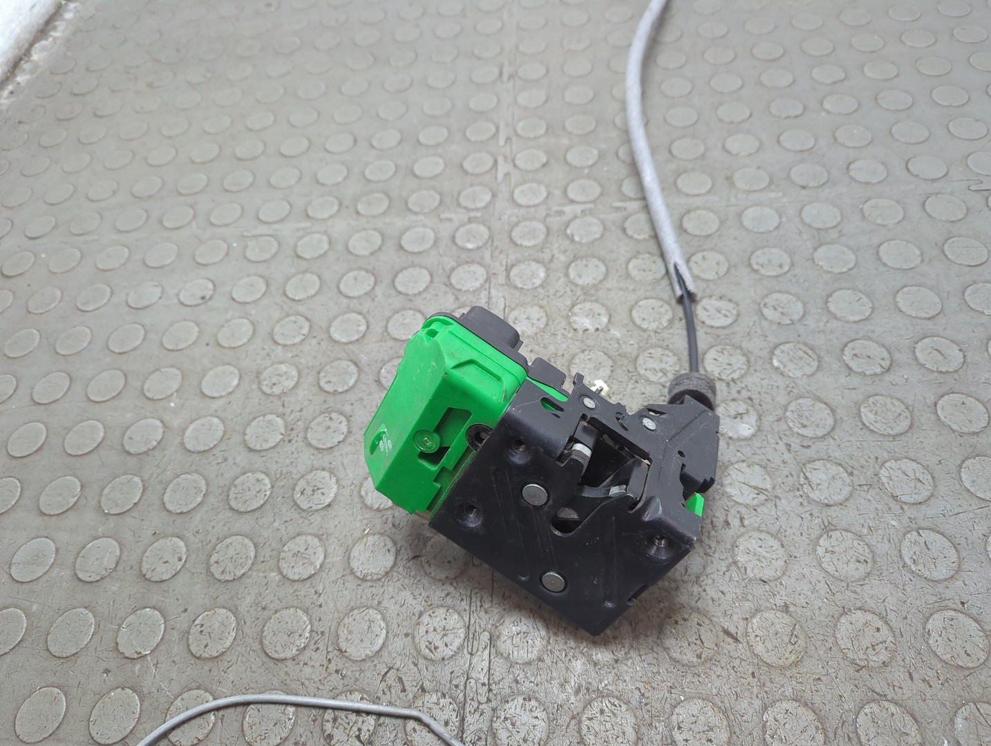 Замок двери передней левой