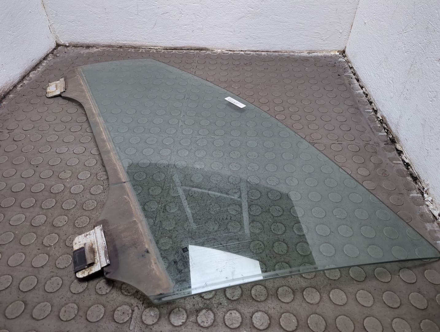 Стекло двери передней левой