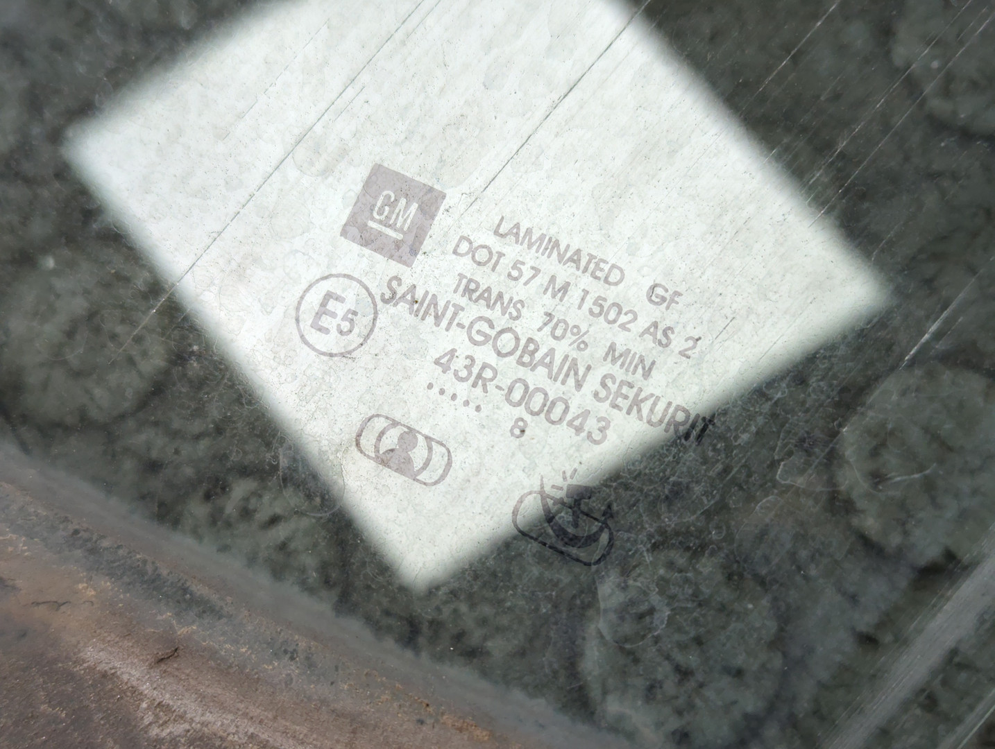 Стекло двери передней левой