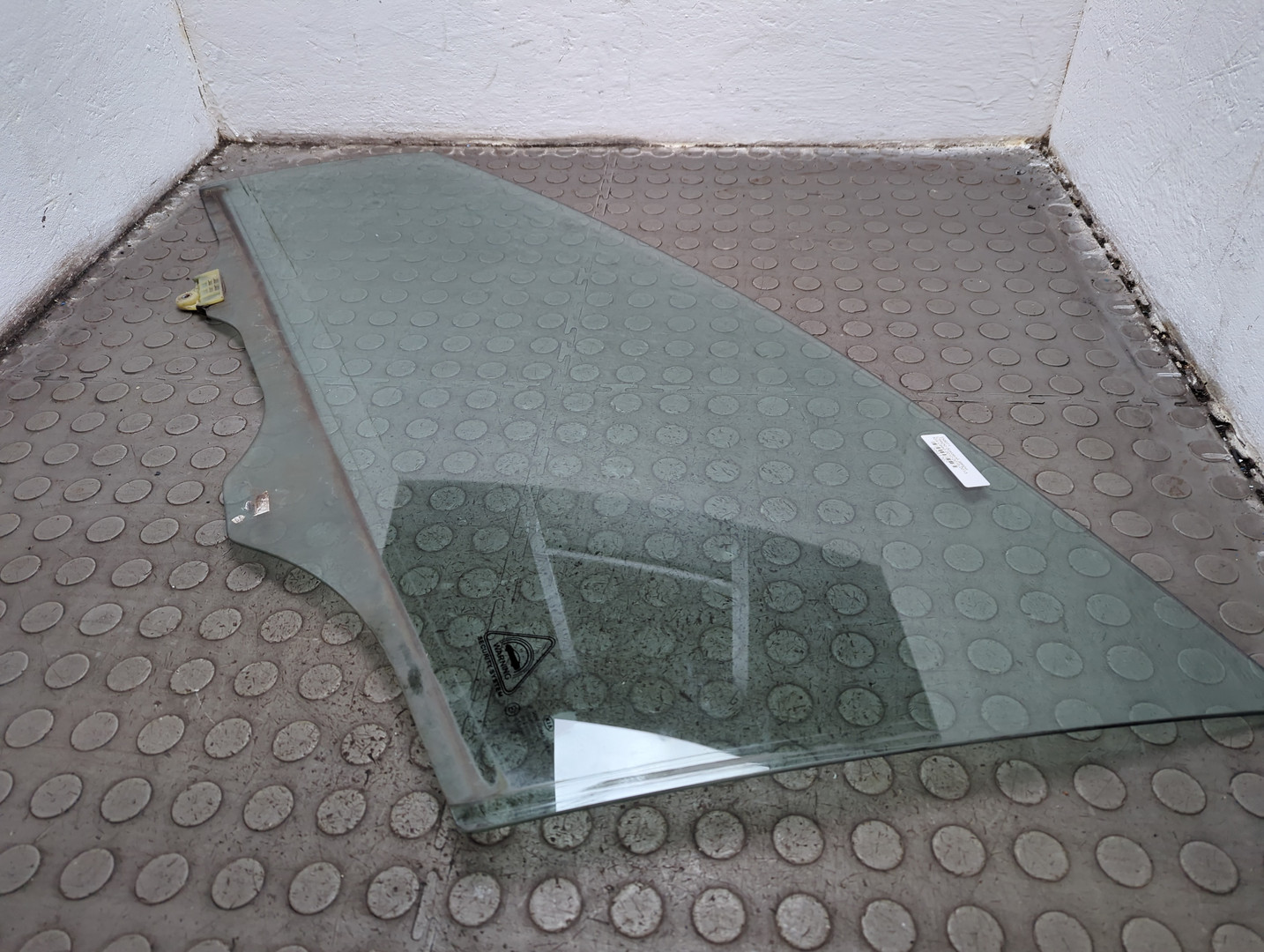 Стекло двери передней левой