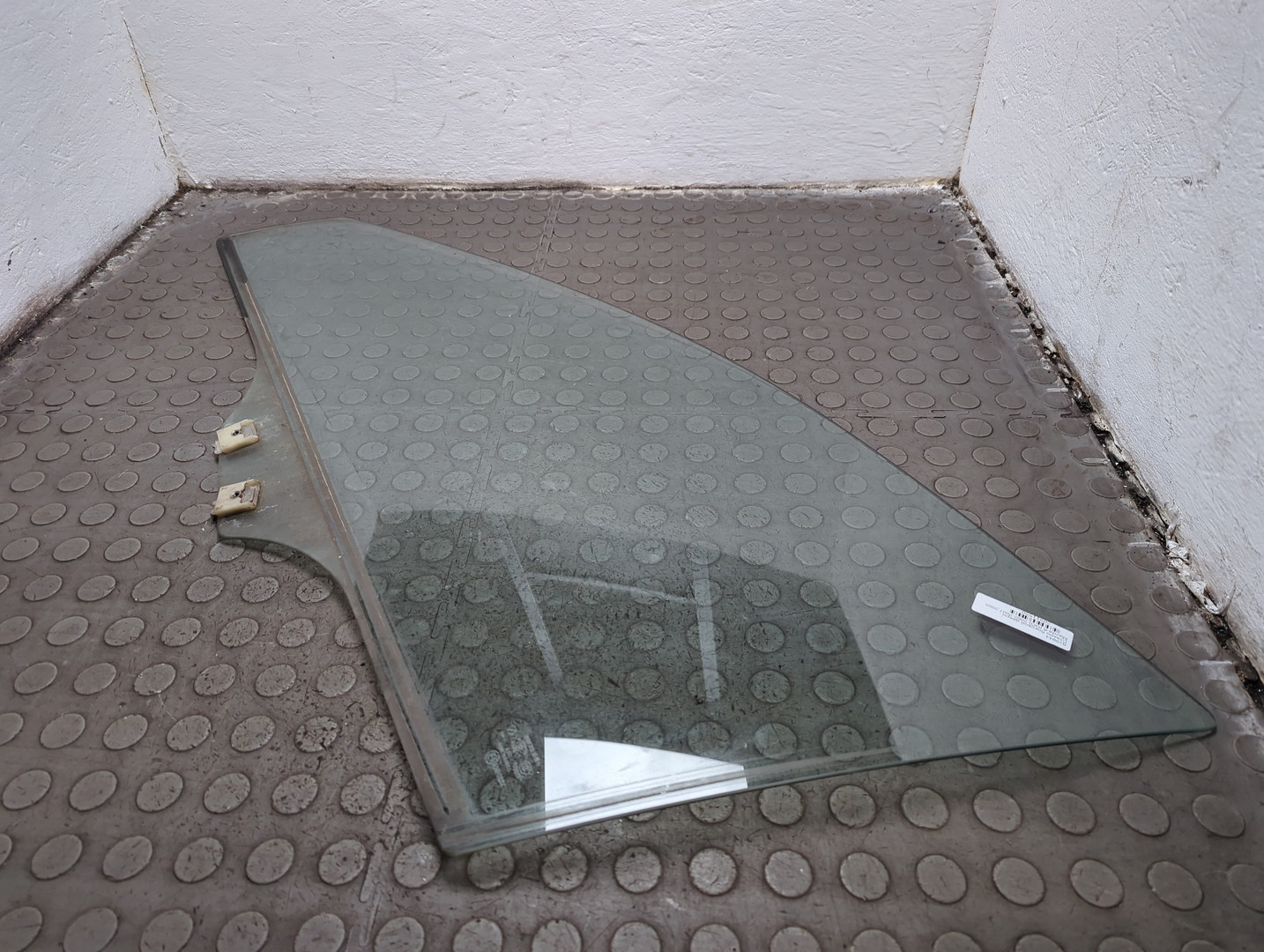 Стекло двери передней левой