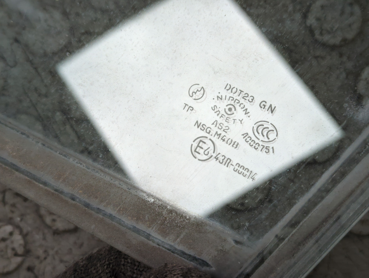 Стекло двери передней левой